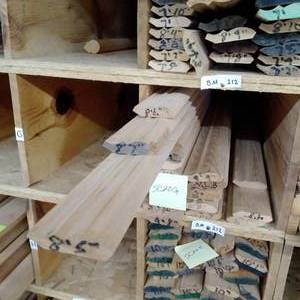 lot 194 image: 3 18 x 34 Red Oak Crown Moulding (SC20G)