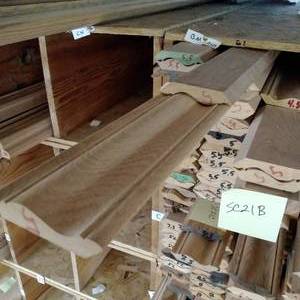 lot 197 image: 3 12 x 34 Red Oak Crown Moulding (SC21B)