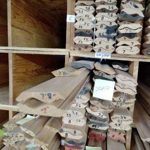 lot 199 image: 3 12 x 34 Red Oak Crown Moulding (SC21D)
