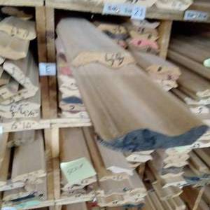 lot 200 image: 3 12 x 34 Red Oak Crown Moulding (SC21E)