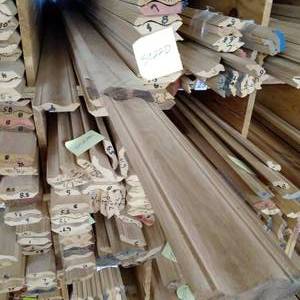 lot 205 image: 3 12 x 34 Red Oak Crown Moulding (SC22D)