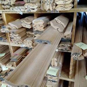 lot 207 image: 3 12 x 34 Red Oak Crown Moulding (SC22F)