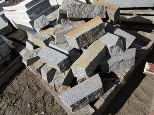 lot 17 image: Edgers, trapezoidal. 4x4x9-12...