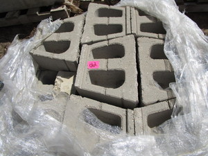 lot 190 image: Retaining block, qty 17...