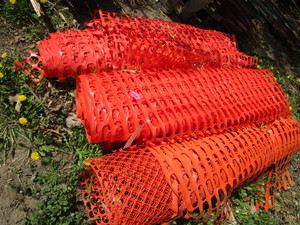 lot 193 image: Orange plastic fencing, constructio...
