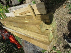 lot 199 image: Green treat posts, 6x6x8ft...