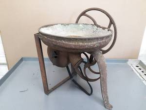 lot 1 image: Blacksmith Cast Iron Forge w Blower