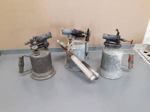 lot 29 image: Lot of 3 Brass Torches and 2 Irons