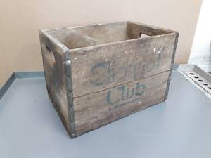 lot 3 image: Vintage Wood Clicquot Club Crate