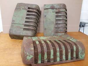 lot 66 image: Lot of 3 Assorted John Deere Tractor Grills