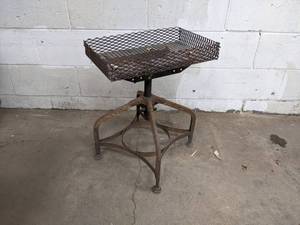 lot 49 image: Plant Stand