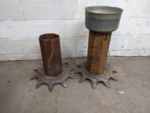 lot 83 image: Pair of BirdfeederPlanter Stands with Pot
