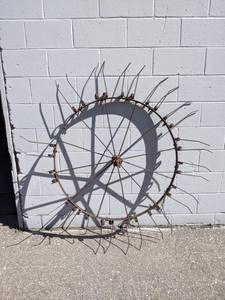 lot 85 image: Large Yard Art Wagon Wheel