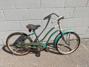 lot 130 image: Vintage Childs Bike - Girls