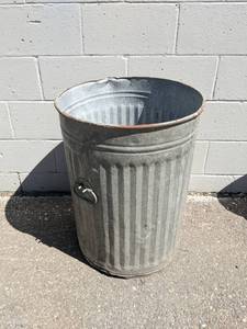 lot 134 image: Vintage Galvanized Trash Can
