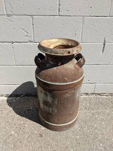lot 135 image: Vintage Cream Can w Lid
