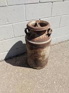 lot 137 image: Vintage Cream Can w Lid