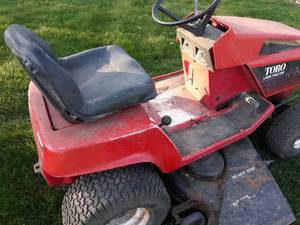 lot 17 image: Toro Lawn Tractor - 11hp Briggs and Stratton Engine