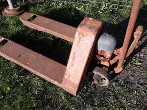 lot 25 image: Vintage Barrett Pallet Jack - Tested and Works