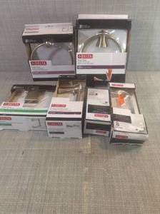 Mixed lot of delta bathrrom accessories