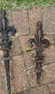 lot 62 image: Six Iron Garden Stakes- Fleur De Lis Motif