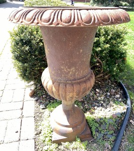 lot 20 image: Gorgeous Antique Cast Iron Urn Planter #2