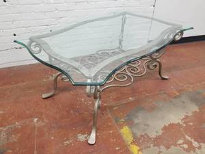 lot 8 image: Fabulous Glass Top Coffee Cocktail Table