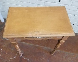 lot 19 image: Beautiful Vintage Side Table