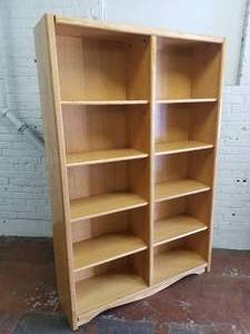 lot 47 image: Tall Oak Display Bookshelf