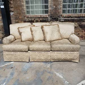 lot 9 image: Immaculate Henredon Hollywood Sofa