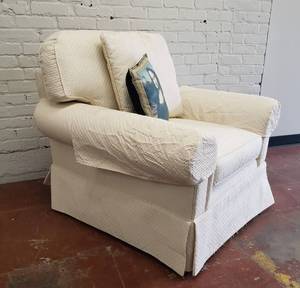 lot 35 image: Handsome Contemporary Henredon Armchair