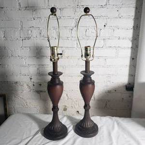 lot 122 image: Contemporary Bedside Lamp Set