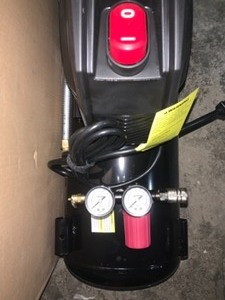 lot 70 image: HUSKY 8G PSI HOTDOG AIR COMPRESSORS. SEE PICTURES