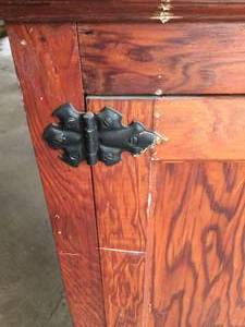 lot 70 image: Vintage Wooden Cabinet