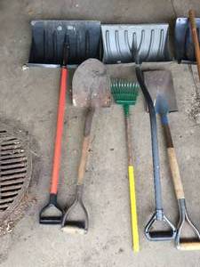 lot 80 image: Long Handled Tool Lot