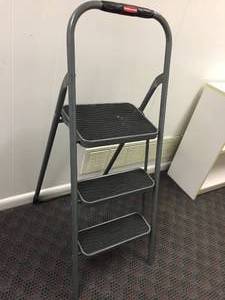 lot 132 image: Rubbermaid 3 Step Metal Step Stool
