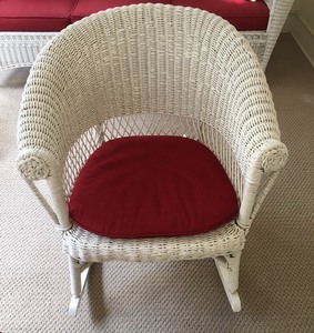 lot 4 image: Beautiful Vintage White Wicker Patio Set