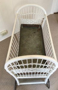 lot 5 image: Adorable Vintage Bassinette