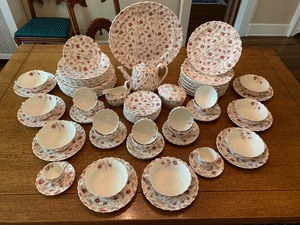 lot 44 image: Vintage Spode China Set - Rosebud Chintz
