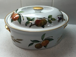 lot 27 image: Royal Worcester Souffl Dish and Baking Dishes