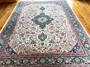 lot 47 image: Gorgeous Area Rug
