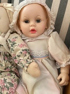 lot 106 image: Vintage Dolls