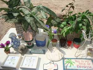 lot 10 image: Gardening decor