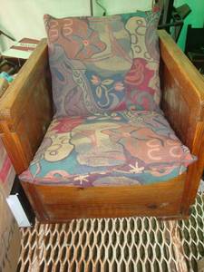 lot 11 image: Chair