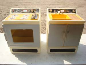 lot 19 image: Kids plastic oven and sink