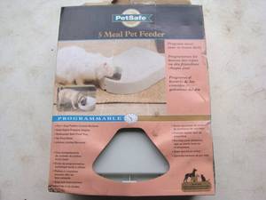 lot 32 image: Five Meal Pet Feeder