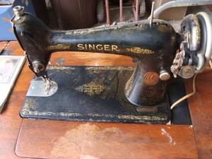 lot 41 image: Singer Sewing Machine