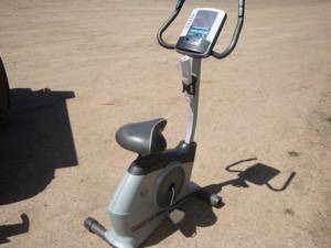 lot 142 image: Golds Gym Bike