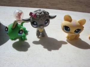 lot 56 image: Petshop and McDonalds Collectibles