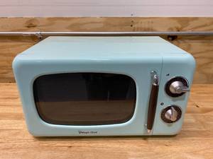 MAGIC CHEF Retro 0.7 cu. ft. Countertop Microwave in Mint Green